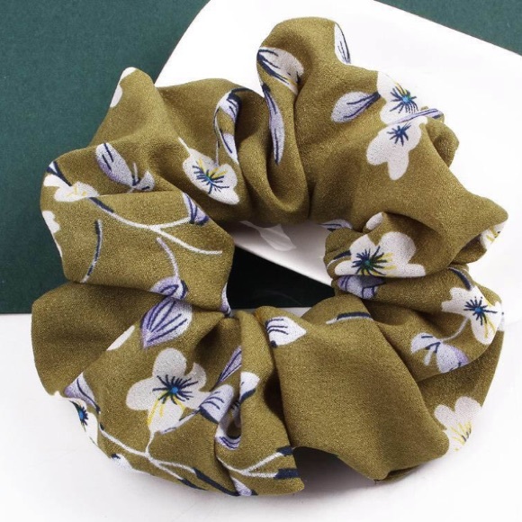 🌻4Trendy Floral Hair Scrunchies🌻 - Picture 6 of 7